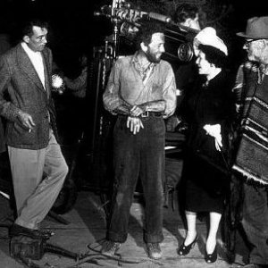 Tim Holt, Humphrey Bogart, Walter e John Huston sul set de Il tesoro della Sierra Madre