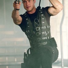 Brad Pitt in azione una scena di mr. and Mrs. Smith