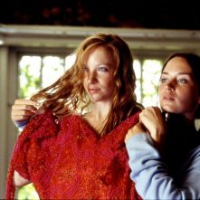 Nathalie Press ed Emily Blunt in una scena di My Summer of Love