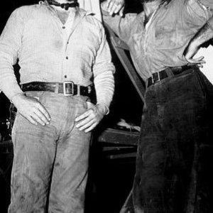 Tim Holt e Humphrey Bogart in una scena de Il tesoro della Sierra Madre