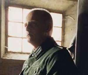 Herman Weiskopf in una scena di Cielo e Terra