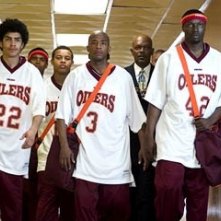 Rick Gonzalez, Robert Ri'Chard, Antwon Tanner, Samuel L. Jackson e Nana Gbewonyo in una scena di Coach Carter