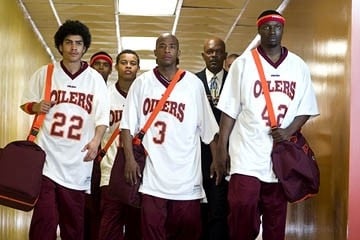 Rick Gonzalez, Robert Ri'Chard, Antwon Tanner, Samuel L. Jackson e Nana Gbewonyo in una scena di Coach Carter