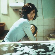 Hitomi Kuroki e la piccola Rio Kanno in una scena di Dark Water