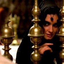 Una intrigante e misteriosa Paz Vega in una scena di Per amare Carmen