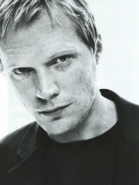 Un intenso primo piano di Paul Bettany
