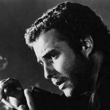 Un'immagine in bianco e nero di William Petersen in una scena di Manhunter