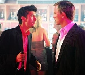 Ben Whishaw e Daniel Craig in una scena di The Pusher