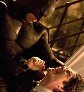 Christian Bale e Cillian Murphy in una scena di Batman Begins