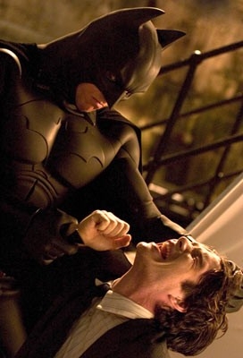 Christian Bale e Cillian Murphy in una scena di Batman Begins