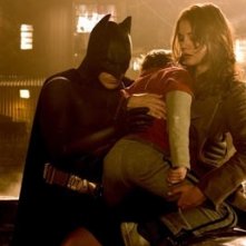 Christian Bale con Katie Holmes in una scena di Batman Begins