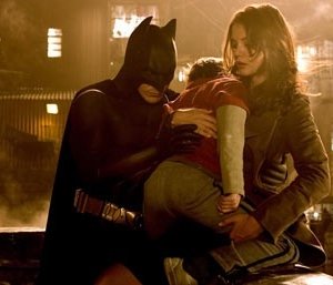 Christian Bale con Katie Holmes in una scena di Batman Begins