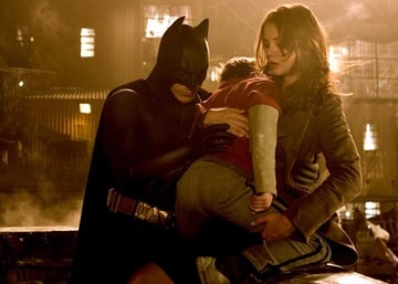 Christian Bale com Katie Holmes em cena de Batman Begins