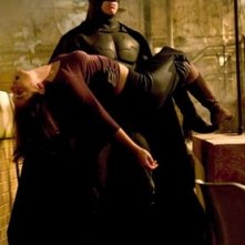 Christian Bale e Katie Holmes in una sequenza drammatica di Batman Begins