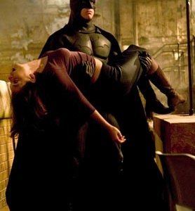 Christian Bale e Katie Holmes in una sequenza drammatica di Batman Begins