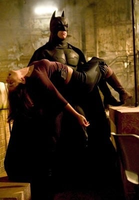 Christian Bale e Katie Holmes in una sequenza drammatica di Batman Begins