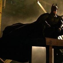 Christian Bale in una scena di Batman Begins di C. Nolan
