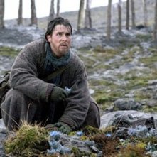 Christian Bale in una scena del film Batman Begins