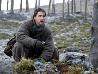 Christian Bale in una scena del film Batman Begins