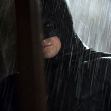 un bel primo piano di Christian Bale in una scena di Batman Begins