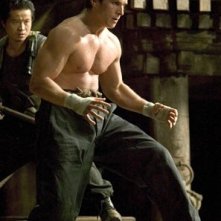 Christian Bale a torso nudo in una scena di Batman Begins