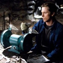 la star Christian Bale in una scena di Batman Begins