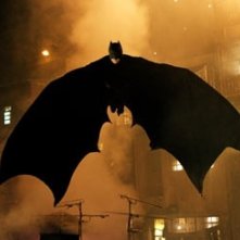 Christian Bale spicca il volo in una scena di Batman Begins