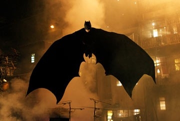 Christian Bale spicca il volo in una scena di Batman Begins