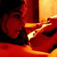 Paz Vega accanto a Leonardo Sbaraglia in una scena di Per amare Carmen