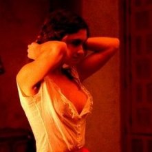 Paz Vega in una sequenza di Per amare Carmen