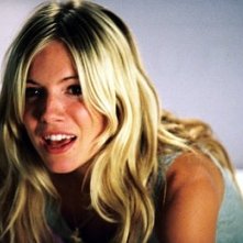 Sienna Miller in una scena di The Pusher