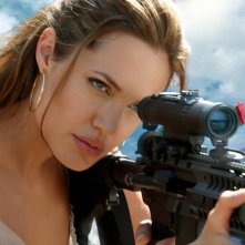 Angelina Jolie prende la mira in una scena di Mr. and Mrs. Smith