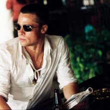 Il fascinoso Brad Pitt in una scena di Mr. and Mrs. Smith