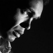 Duane Jones in una scena de La notte dei morti viventi
