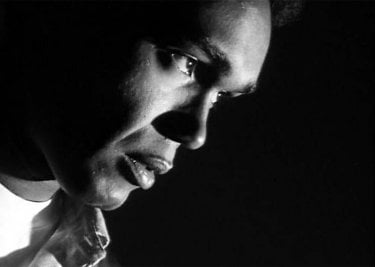 Duane Jones in una scena de La notte dei morti viventi