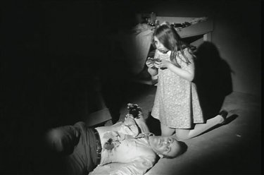 Karl Hardman in una scena de La notte dei morti viventi