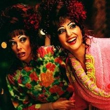 Nia Vardalos e Toni Collette in una scena di Connie e Carla