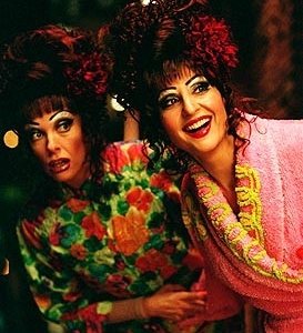 Nia Vardalos e Toni Collette in una scena di Connie e Carla