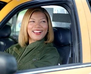 Queen Latifah in una scena di New York taxi