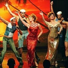 Toni Collette e Nia Vardalos in una scena di Connie e Carla