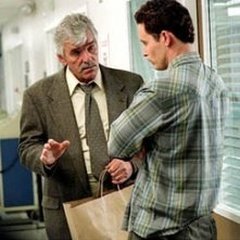 Cole Hauser e Dennis Farina in una scena di Paparazzi
