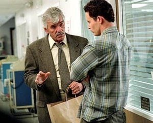 Cole Hauser e Dennis Farina in una scena di Paparazzi