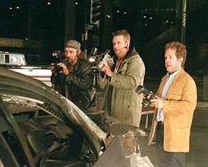 Kevin Gage e Daniel Baldwin in una scena di Paparazzi