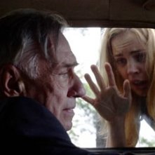 Melissa George e Philip Baker Hall in una scena di The Amityville Horror