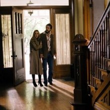 Melissa George con Ryan Reynolds in una scena di The Amityville Horror