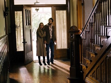 Melissa George con Ryan Reynolds in una scena di The Amityville Horror