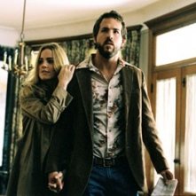 Melissa George e Ryan Reynolds in una scena di The Amityville Horror