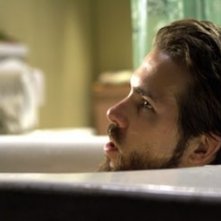 Ryan Reynolds in vasca da bagno una scena di The Amityville Horror