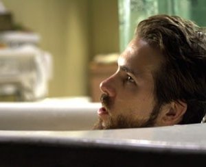 Ryan Reynolds in vasca da bagno una scena di The Amityville Horror