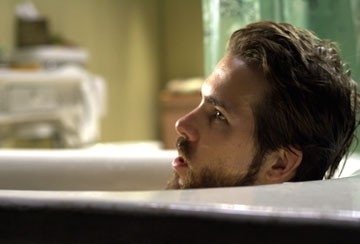 Ryan Reynolds in vasca da bagno una scena di The Amityville Horror